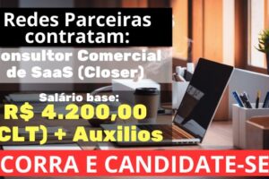 Imagem de um escritório moderno com uma mesa de trabalho contendo um laptop, fones de ouvido, uma xícara de café, cadernos e outros materiais de escritório. Texto sobreposto destaca a vaga de Consultor Comercial de SaaS (Closer) na Rede Parcerias com salário base de R$ 4.200,00 (CLT) e auxílios.