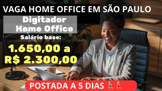 Pessoa trabalhando em home office, usando um laptop em uma mesa organizada em um ambiente confortável e moderno.