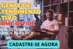 Configuração moderna de um home office, com um homem feliz, em uma mesa, cadeira, laptop e headset em um ambiente aconchegante e organizado. Ao fundo, uma janela mostra a paisagem urbana de São Paulo.