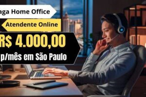 Pessoa trabalhando como atendente online em um ambiente de home office, usando laptop e headset, com vista para a cidade de São Paulo ao fundo.